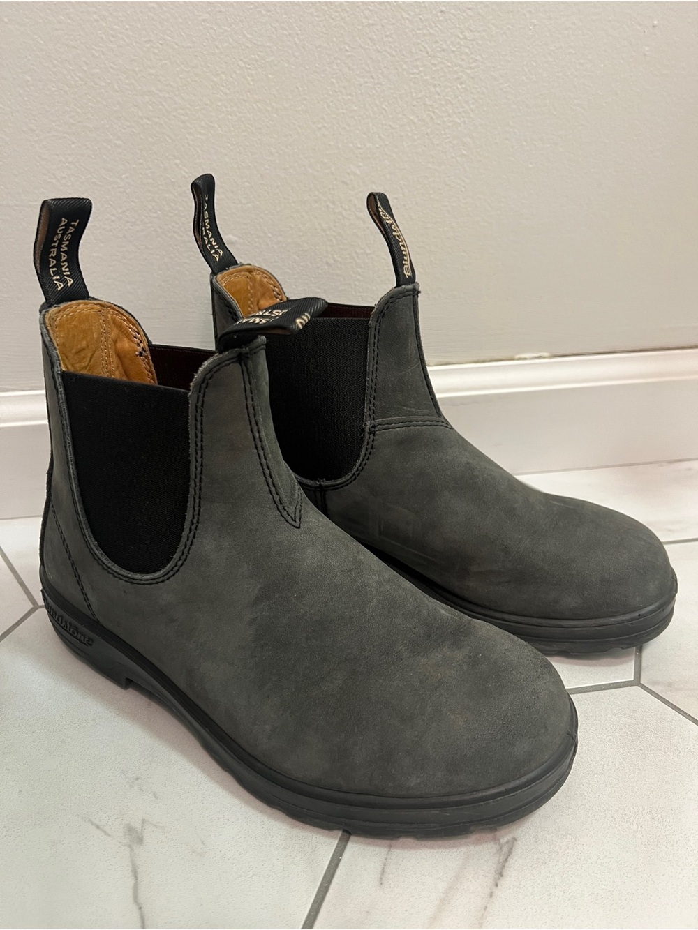 Blundstone 587 Rustic Black Premium Leather Chelsea Boots Size 8.5 Womens